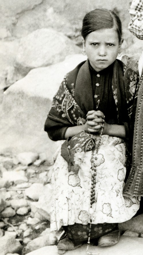 Jacinta de Fatima, petite fille modeste des années 1910: temps où femmes et filles avaient encore une vraie féminité, élégante et discrète.